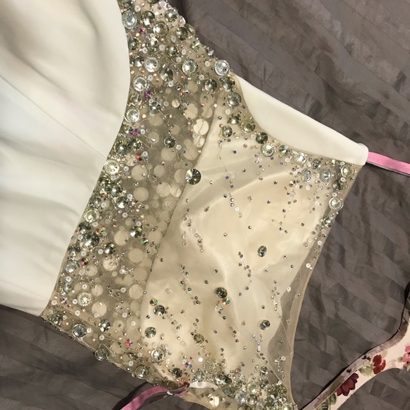 Little white dress exquisite beading - Picture 7 of 7